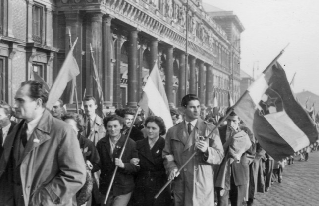 Zászlós tüntetők vonulnak egy budapesti körúton 1956 októberében.